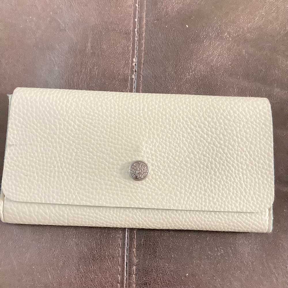 Woman’s Guang Tong light gray wallet